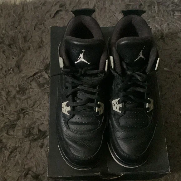 Air Jordan 4s - Picture 2 of 9